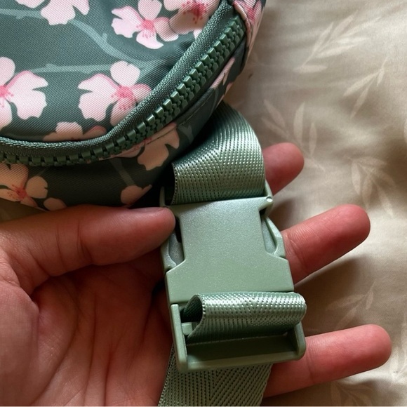 Fighting Eel Hawai’i brand Sage Sakura print side or waist bag - Picture 4 of 8